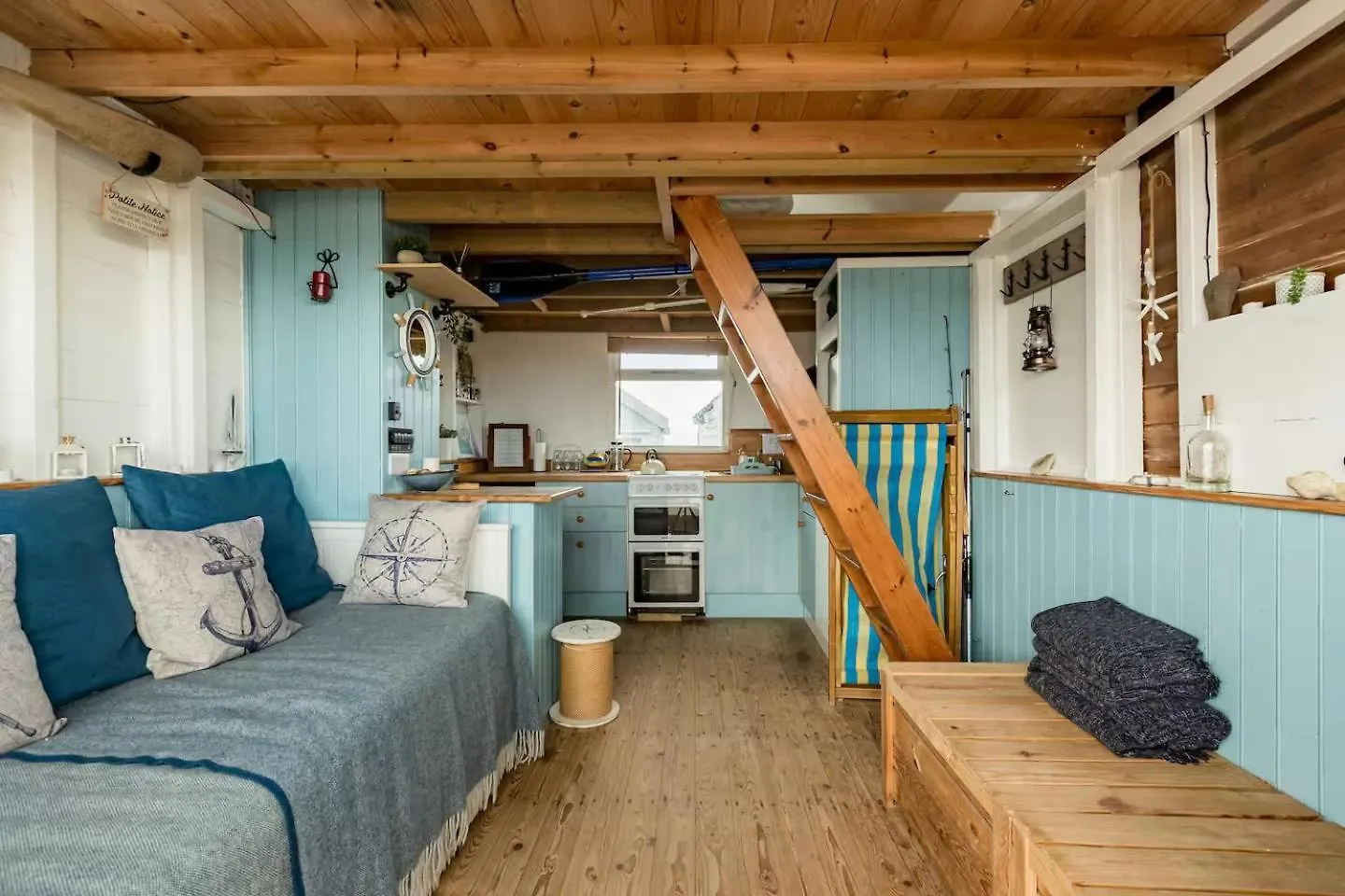 Stargazing Beach Hut On Mudeford Sandbank With Wake Up Sea Views Christchurch  0*, Christchurch (Dorset) United Kingdom