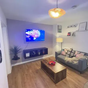 https://lively-1-bed-apartment-in-buzzing-east-london.cambridgehotelsuk.com
